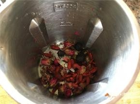 和玫瑰花一起放入迷你豆浆机Uringo中