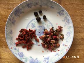 将枸杞洗净、桂圆去壳