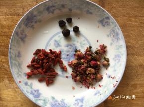 将枸杞洗净、桂圆去壳