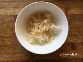 银耳去掉黄色硬的部分，撕成小朵