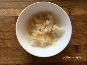 银耳去掉黄色硬的部分，撕成小朵