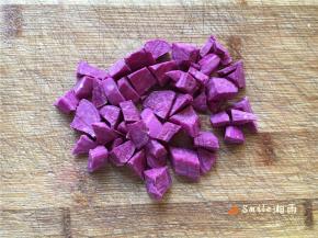紫薯削皮切丁。