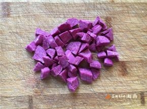 紫薯削皮切丁。