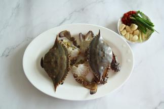 新鲜的梭子蟹买的时候请人处理好，回家只要清洗干净，将蟹壳刷干净就可以！摆放在蒸鱼盘中，蟹壳盖在上面。准备好其余配料。