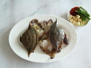 新鲜的梭子蟹买的时候请人处理好，回家只要清洗干净，将蟹壳刷干净就可以！摆放在蒸鱼盘中，蟹壳盖在上面。准备好其余配料。