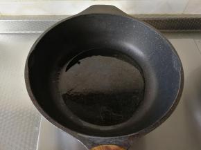 然后重头戏来了！蒸蟹还剩5分钟时候，处理下浇汁。干净无水不粘锅中，倒入玉米油，