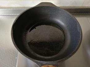 然后重头戏来了！蒸蟹还剩5分钟时候，处理下浇汁。干净无水不粘锅中，倒入玉米油，