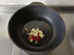 蒜粒压成蒜泥或者用刀切碎放入，干辣椒切碎放入，姜丝2-3根。