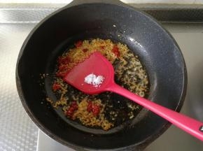 开大火翻炒爆香，等香味出来，淋一勺料酒，一勺蚝油，然后2勺柠檬蒸鱼酱油，翻炒均匀。然后加入一小勺白糖，继续翻炒均匀，中和下咸味，炒匀后关火，浇汁就差不多了。