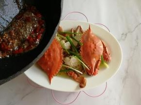 此时蟹也蒸好了，取出，将炒好的香辣汁，淋在蟹身上！