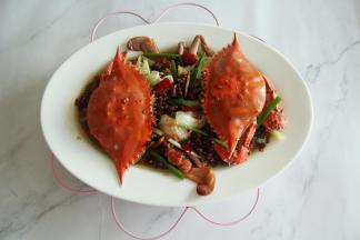 还没结束，最后还要用小勺子淋2小勺柠檬蒸鱼酱油在蟹身上，才算最后完工！端起鱼盘，略微晃匀，然后静置一会，让蟹肉浸润吸收下浇汁的味道！一会就能开吃啦！
好看又好吃的香辣蟹就完工了，也就是蒸，处理浇汁，组合三步走！将蟹肉剥出，蘸下料汁，鲜香微辣！那味道，灵！