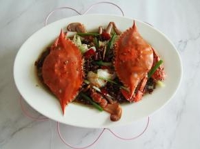 还没结束，最后还要用小勺子淋2小勺柠檬蒸鱼酱油在蟹身上，才算最后完工！端起鱼盘，略微晃匀，然后静置一会，让蟹肉浸润吸收下浇汁的味道！一会就能开吃啦！
好看又好吃的香辣蟹就完工了，也就是蒸，处理浇汁，组合三步走！将蟹肉剥出，蘸下料汁，鲜香微辣！那味道，灵！