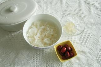 银耳提前用纯净水泡发，然后洗净撕开成小朵。红枣清洗干净备用！