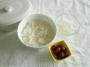 银耳提前用纯净水泡发，然后洗净撕开成小朵。红枣清洗干净备用！