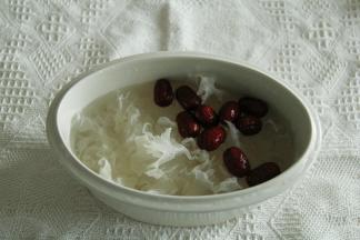 倒入纯净水末过银耳，水量尽量多一些！