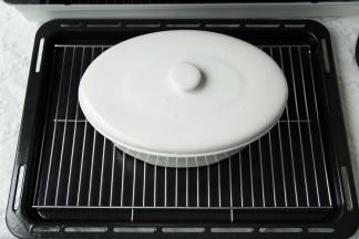 盖上盖子，烤盘中放置好蒸架，然后将炖煮放在蒸架上！