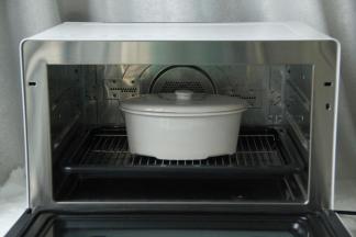 放入蒸烤箱中，水箱加满水！切记，然后选炖的功能，选3个小时！