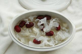 炖一个小时后，取出，银耳已经微微烂，加入老冰糖，搅匀后继续炖2-3个小时！