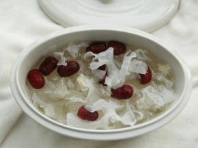 炖一个小时后，取出，银耳已经微微烂，加入老冰糖，搅匀后继续炖2-3个小时！