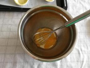 然后鸡蛋一个，敲入另外的盆中，搅打散开即可！不需要打发。