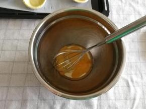 然后鸡蛋一个，敲入另外的盆中，搅打散开即可！不需要打发。