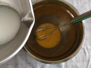 、将步骤1中搅打好的牛奶液倒入打好的鸡蛋中。一边倒一边搅打均匀。