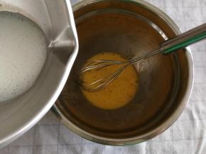 、将步骤1中搅打好的牛奶液倒入打好的鸡蛋中。一边倒一边搅打均匀。