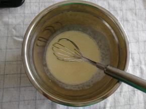 搅匀后再倒入110克淡奶油，搅打混合均匀。搅匀后再加入一勺炼乳，建议不要省略，搅匀即可。