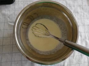 搅匀后再倒入110克淡奶油，搅打混合均匀。搅匀后再加入一勺炼乳，建议不要省略，搅匀即可。