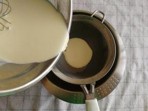 将制作好的挞液过滤掉气泡，成品口感更丝滑！不要偷懒，一定要过滤！