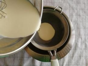 将制作好的挞液过滤掉气泡，成品口感更丝滑！不要偷懒，一定要过滤！