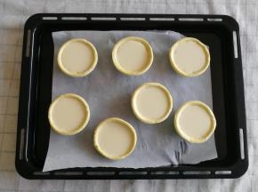 制作好的挞水，平均倒入7个挞皮中，9分满！