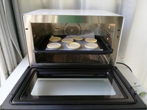 小心的放入预热好的蒸烤箱中层，上下200度，烤22分钟！妥妥的了。
期间可以观察下，挞水在烘烤的时候会慢慢膨胀起来，最后略有回落，烤出的焦斑是很好的，不用锡纸，不会烤焦的啦！