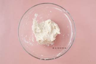 先来制作烫种，煮沸的开水倒入碗里，迅速倒入面粉搅拌到没干粉的状态，盖上保鲜膜冷却后放入冰箱冷藏2小时后备用。