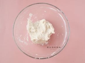 先来制作烫种，煮沸的开水倒入碗里，迅速倒入面粉搅拌到没干粉的状态，盖上保鲜膜冷却后放入冰箱冷藏2小时后备用。