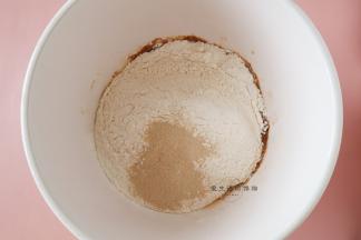 将除黄油外的食材倒入揉面缸里，液体先放，再放面粉类，记得盐和酵母要分开放，以免酵母失效。