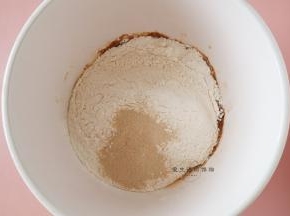 将除黄油外的食材倒入揉面缸里，液体先放，再放面粉类，记得盐和酵母要分开放，以免酵母失效。