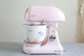 把揉面缸放在ACA厨师机上，启动低速揉面3分钟，混合均匀后转2档揉面5分钟，再转3档揉6分钟左右，此时取出来检查，能拉出厚膜，就可以放进室温软化的黄油了，低速混合均匀后，转高速揉8分钟左右。