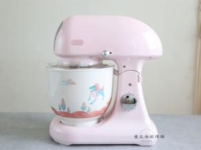 把揉面缸放在ACA厨师机上，启动低速揉面3分钟，混合均匀后转2档揉面5分钟，再转3档揉6分钟左右，此时取出来检查，能拉出厚膜，就可以放进室温软化的黄油了，低速混合均匀后，转高速揉8分钟左右。
