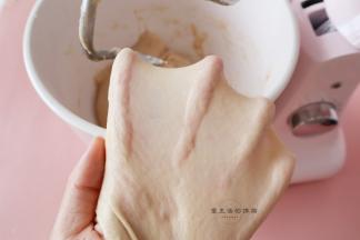 揉好的面团能拉出大片不易破的手套膜，面就揉好了。