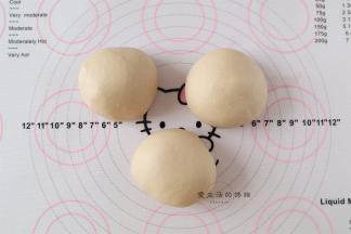 揉好的面团分成3等份，冷藏松弛10分钟。