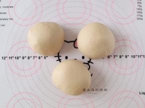揉好的面团分成3等份，冷藏松弛10分钟。