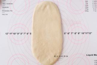 取一个面团，擀成长舌状。