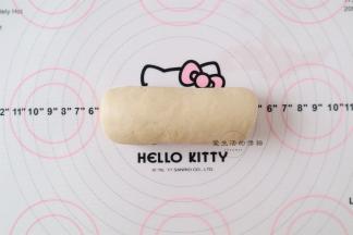 卷起来，全部做好后盖上保鲜膜冷藏松弛10分钟。