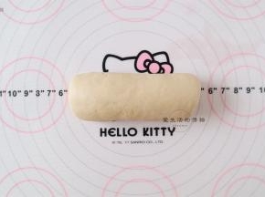 卷起来，全部做好后盖上保鲜膜冷藏松弛10分钟。