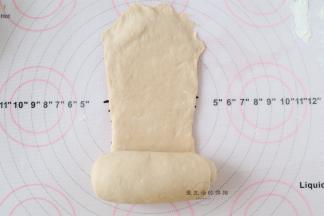 再次将面团擀成长条状，因为是一次性发酵，所以我擀了有40CM的长度，这样的组织会比较绵密。全部卷起来后放入学厨的吐司模里面，温暖处发酵。