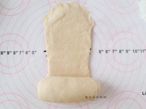 再次将面团擀成长条状，因为是一次性发酵，所以我擀了有40CM的长度，这样的组织会比较绵密。全部卷起来后放入学厨的吐司模里面，温暖处发酵。