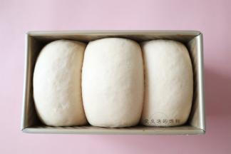 发酵到满模后，提前将烤箱上下管180度预热好，涂上蛋液后放入烤箱下层，烤38分钟左右即可，大约8分钟后要盖上锡纸防止上色过重。