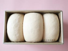发酵到满模后，提前将烤箱上下管180度预热好，涂上蛋液后放入烤箱下层，烤38分钟左右即可，大约8分钟后要盖上锡纸防止上色过重。