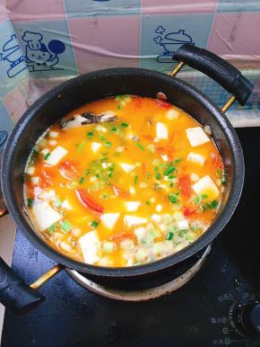 起锅前放入适量的葱花即可！